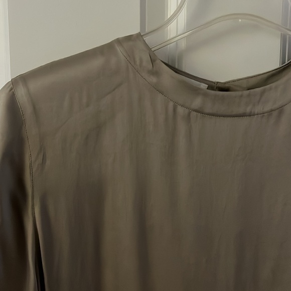 NWOT! Jones New York Short Sleeve Silk Blouse. Goldish Tan. Size 10 - Picture 2 of 7